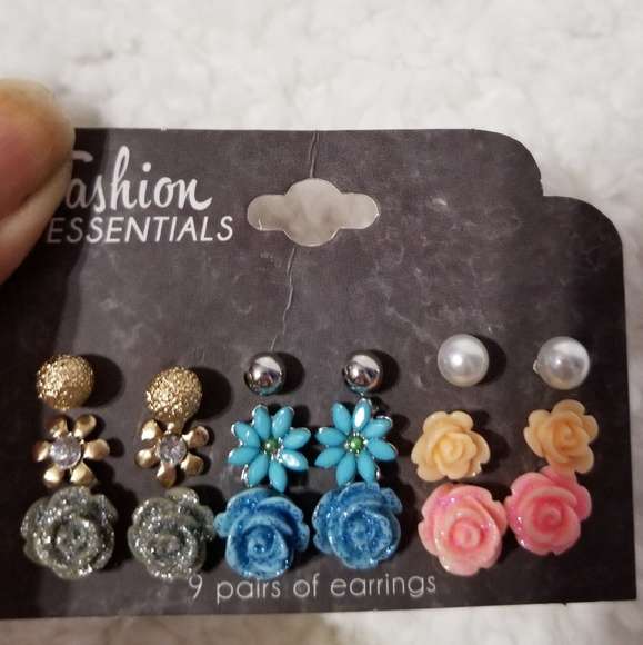 Fashion Essentials earrings - Picture 2 of 2